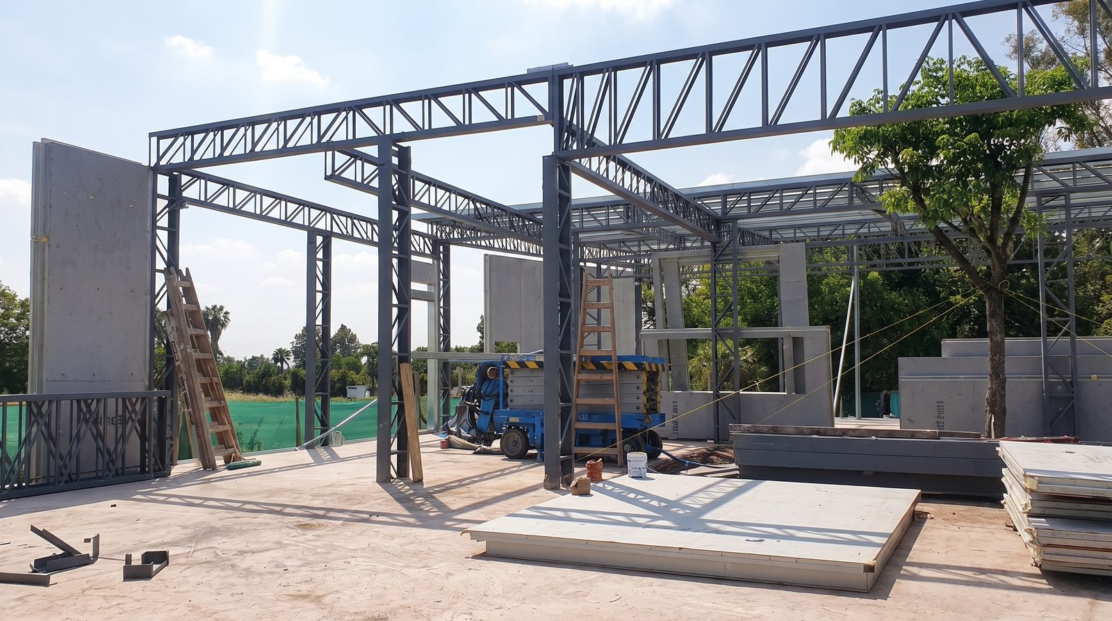 Estructura de acero y panel en obra con Inbuild System