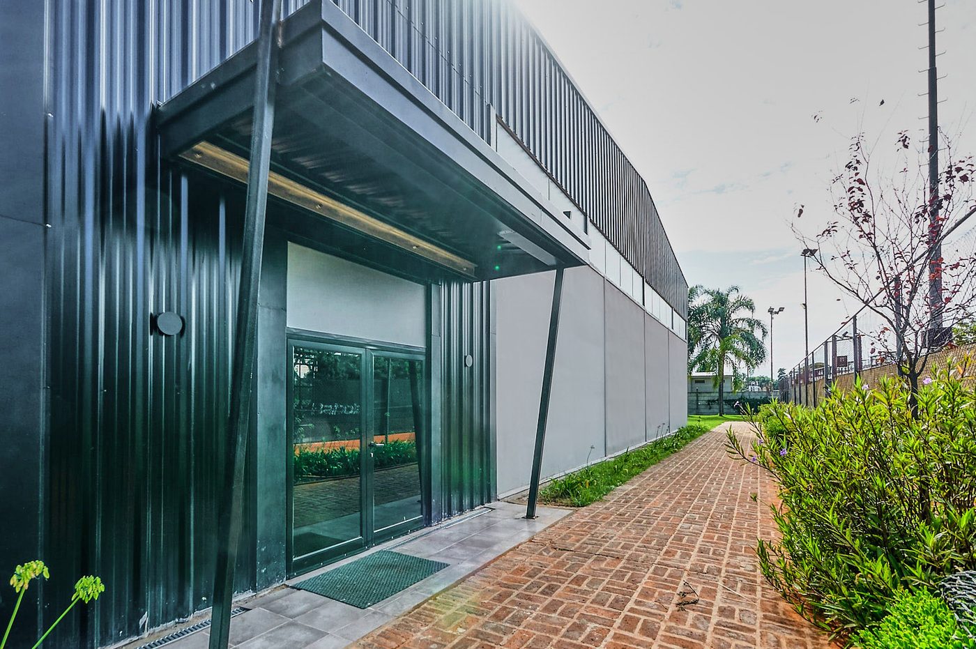Salón con estructura vidriada